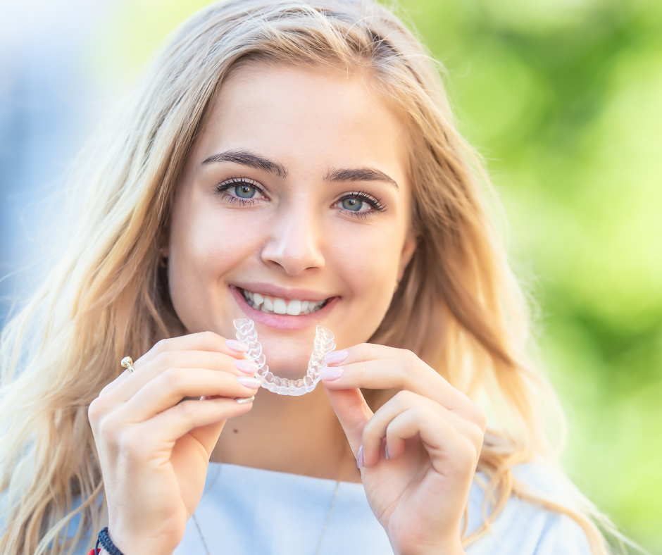 Allineatori trasparenti per ortodonzia invisibile, soluzioni moderne per correggere malocclusioni dentali in modo estetico e confortevole.