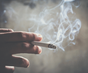 Parodontite causata dal fumo con gengive infiammate e perdita di osso dentale